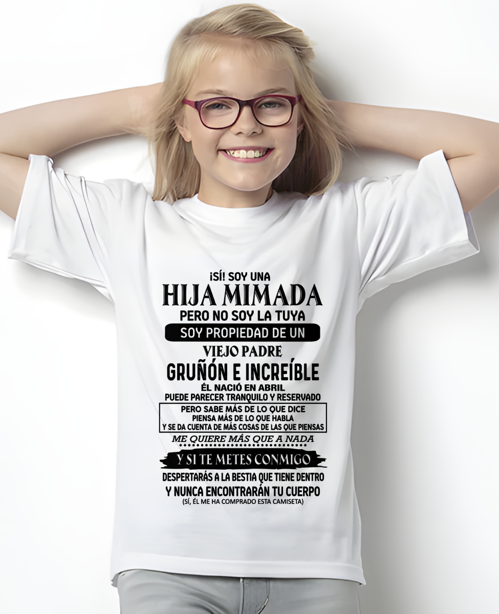 CAMISETA DE ABRIL - ¡SÍ! SOY UNA HIJA MIMADA, SOY PROPIEDAD DE UN VIEJO PADRE GRUÑÓN E INCREÍBLE QUE NACIÓ EN ABRIL - DE PAPÁ A HIJA - KATE04 (SKU2609-18-04)