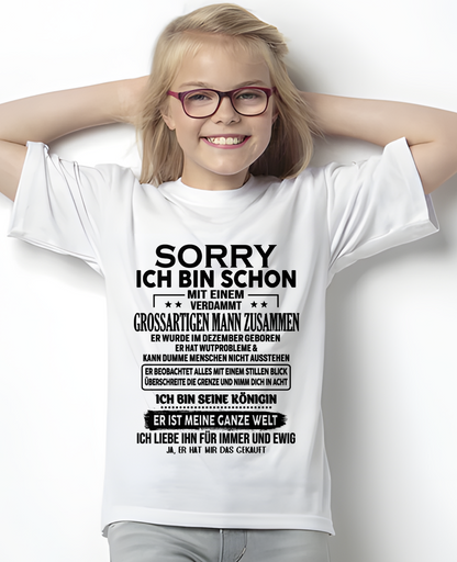 DEZEMBER TOLLER MANN T-SHIRT – Ich Bin Schon Mit Einem Verdammt Großartigen Mann Zusammen – Lustiges Geschenk Für Frauen (SKU2605-387-12)