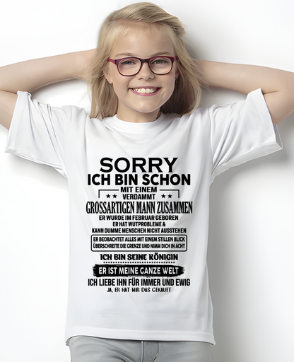 FEBRUAR TOLLER MANN T-SHIRT – Ich Bin Schon Mit Einem Verdammt Großartigen Mann Zusammen – Lustiges Geschenk Für Frauen (SKU2605-387-02)