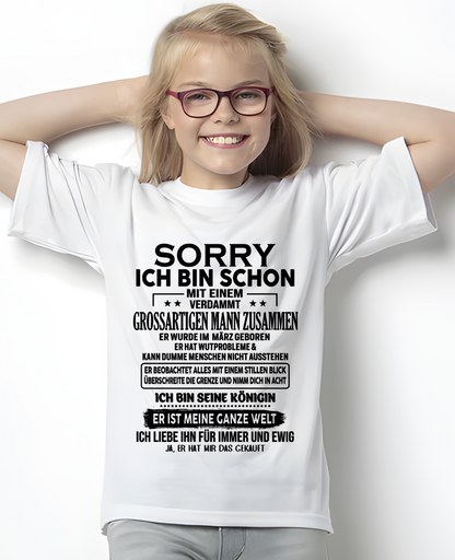 MÄRZ TOLLER MANN T-SHIRT – Ich Bin Schon Mit Einem Verdammt Großartigen Mann Zusammen – Lustiges Geschenk Für Frauen (SKU2605-387-03)