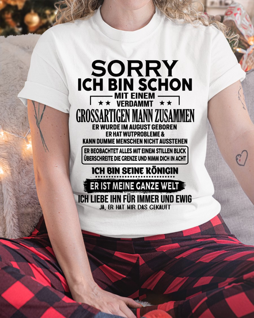 AUGUST TOLLER MANN T-SHIRT – Ich Bin Schon Mit Einem Verdammt Großartigen Mann Zusammen – Lustiges Geschenk Für Frauen (SKU2605-387-08)