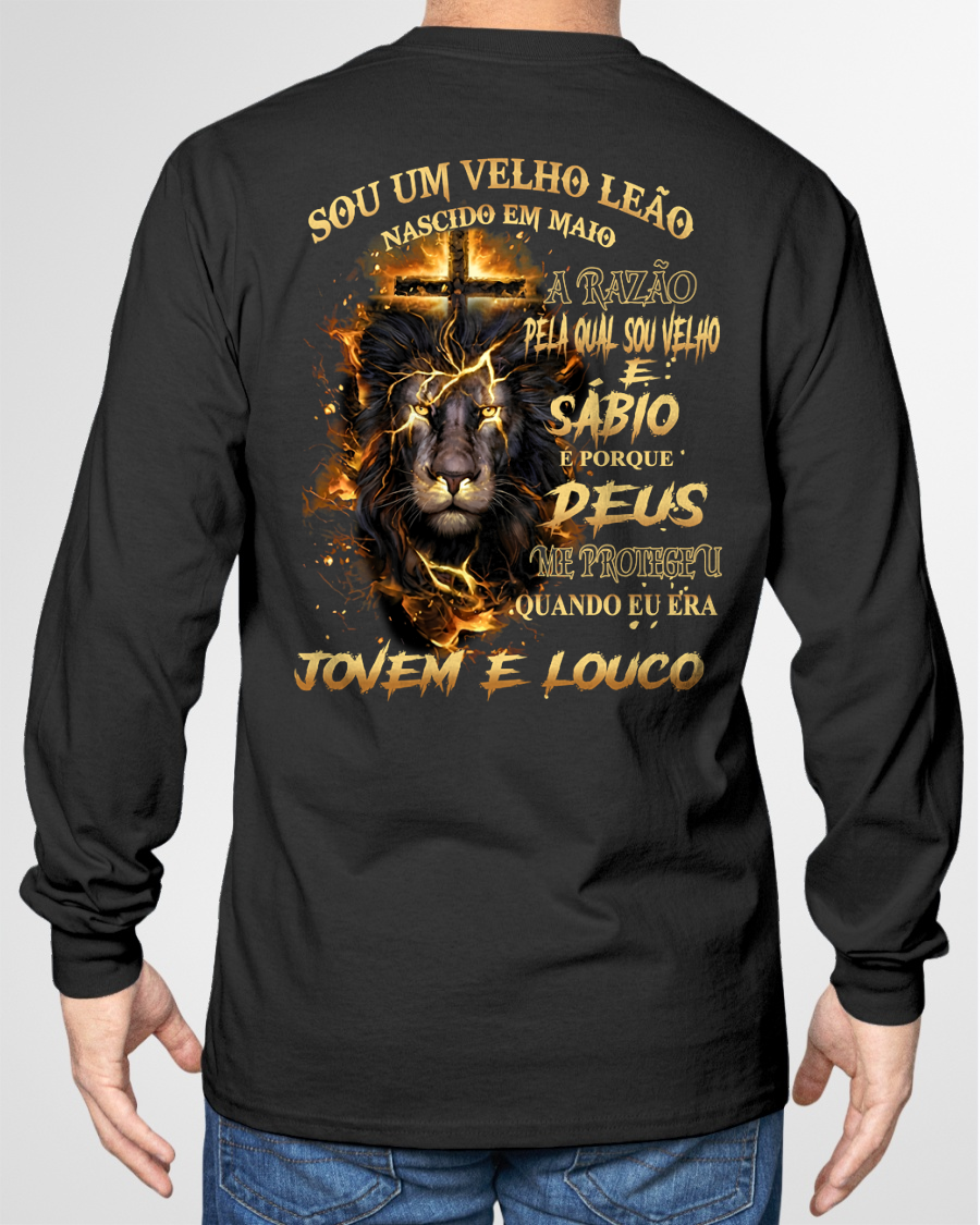 MAIO VELHO LEÃO CAMISETA – Deus Me Protegeu Quando Eu Era Jovem E Louco – Ideia Presente De Aniversário (SKU2605-370-05)