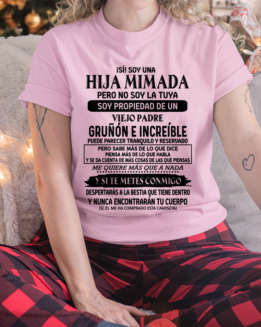 CAMISETA SIN MES - ¡SÍ! SOY UNA HIJA MIMADA, SOY PROPIEDAD DE UN VIEJO PADRE GRUÑÓN E INCREÍBLE - DE PAPÁ A HIJA - KATE00 (SKU2609-18-00)