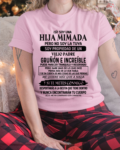 CAMISETA SIN MES - ¡SÍ! SOY UNA HIJA MIMADA, SOY PROPIEDAD DE UN VIEJO PADRE GRUÑÓN E INCREÍBLE - DE PAPÁ A HIJA - KATE00 (SKU2609-18-00)