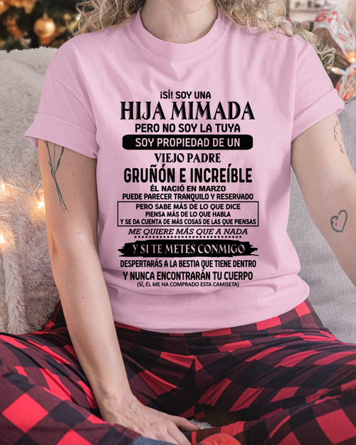 CAMISETA DE MARZO - ¡SÍ! SOY UNA HIJA MIMADA, SOY PROPIEDAD DE UN VIEJO PADRE GRUÑÓN E INCREÍBLE QUE NACIÓ EN MARZO - DE PAPÁ A HIJA - KATE03 (SKU2609-18-03)