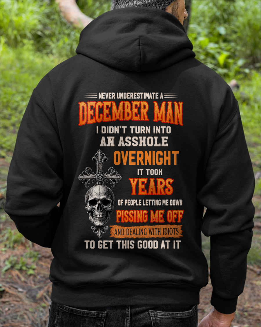 DECEMBER - Never Underestimate A December Man - Funny Skull T-Shirt (SKU2607-301-12)