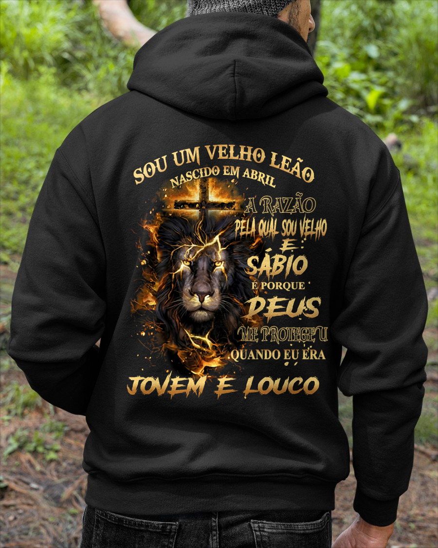 ABRIL VELHO LEÃO CAMISETA – Deus Me Protegeu Quando Eu Era Jovem E Louco – Ideia Presente De Aniversário (SKU2605-370-04)